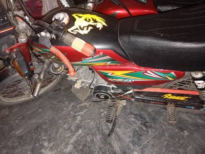 Bike bilkul Saf ha one hand chal rhi ha bas ghr sy scholl or school sy