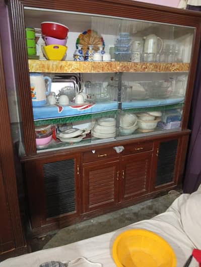 shocase full size v good condition for sale.