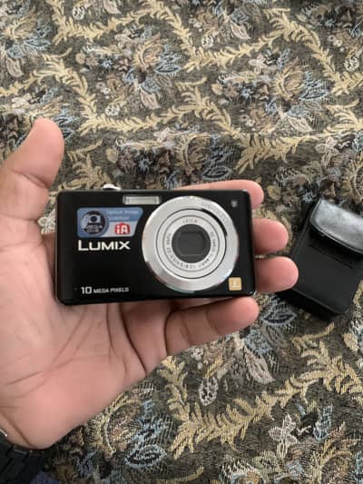 Panasonic lumix camera in very good condition with battery and charger