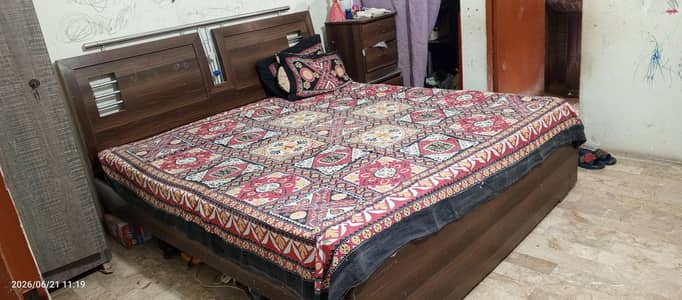 bed aur side tabel spring mattress