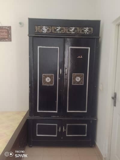 مضبوط لکڑی کی الماری برائے فروخت - Good Condition"