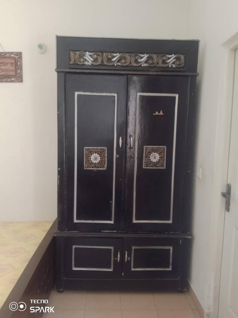 مضبوط لکڑی کی الماری برائے فروخت - Good Condition" 0