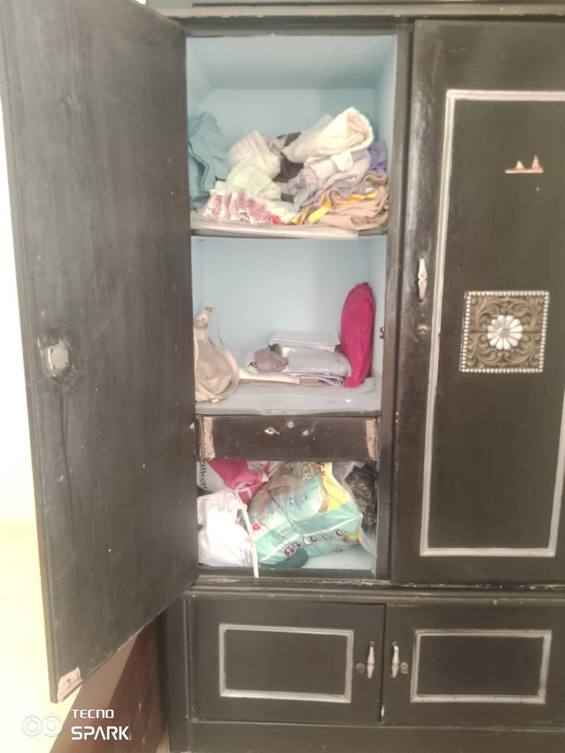 مضبوط لکڑی کی الماری برائے فروخت - Good Condition" 1
