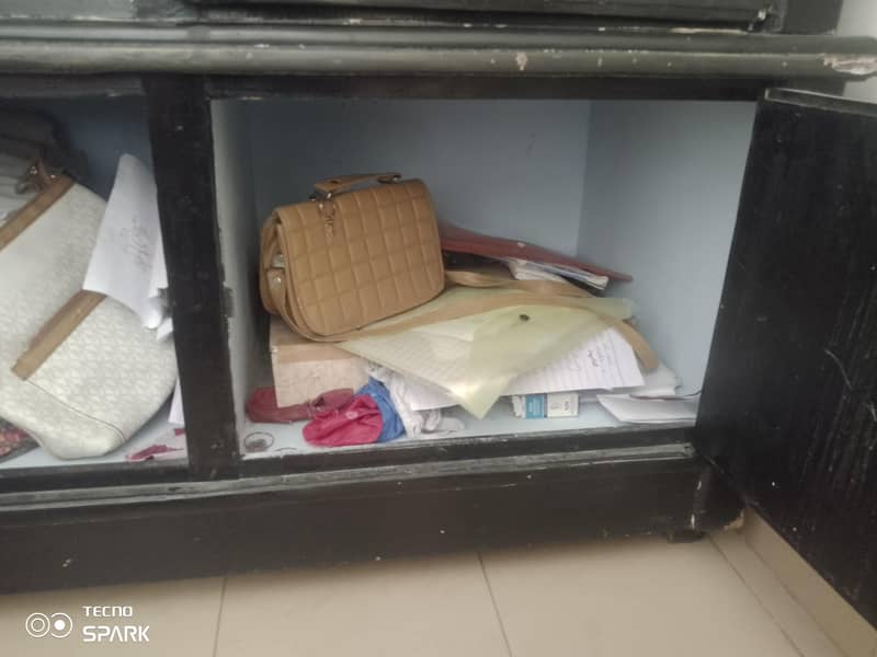 مضبوط لکڑی کی الماری برائے فروخت - Good Condition" 3
