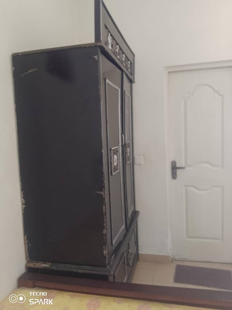 مضبوط لکڑی کی الماری برائے فروخت - Good Condition" 4