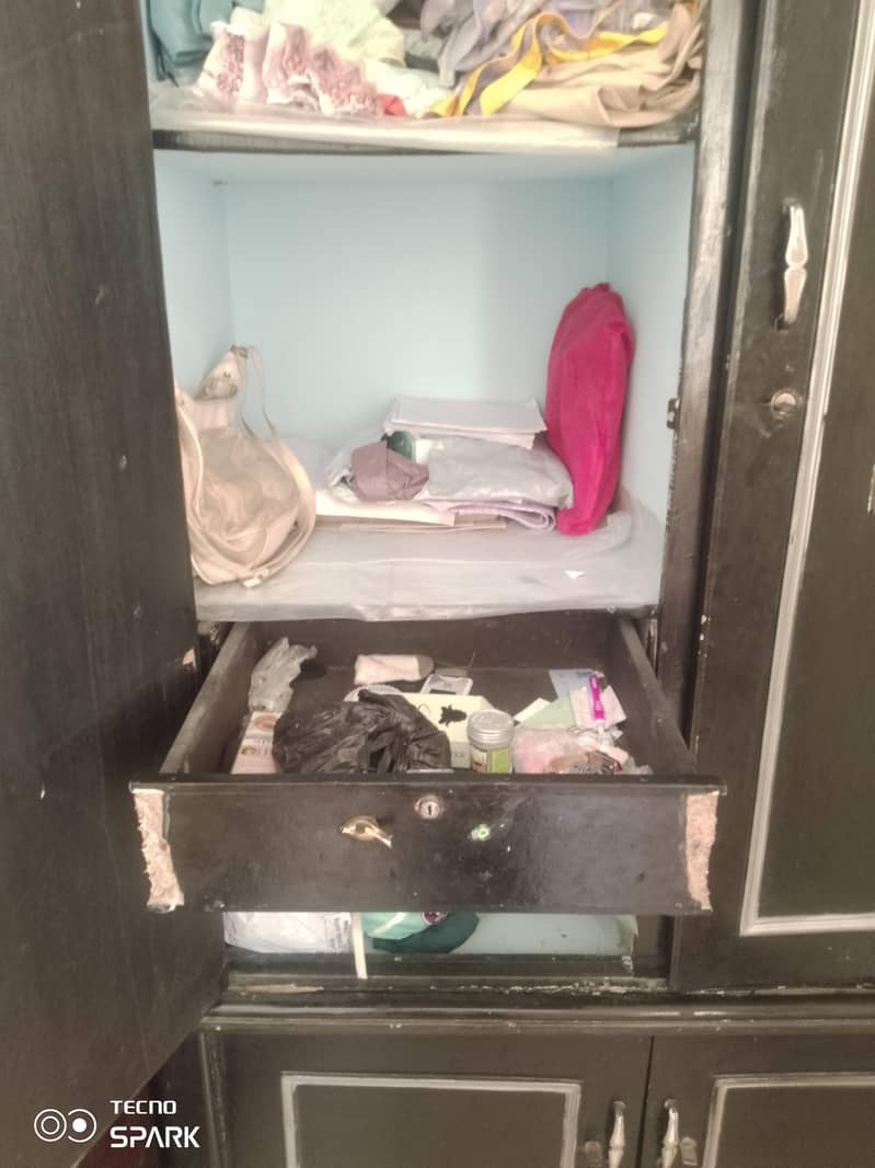 مضبوط لکڑی کی الماری برائے فروخت - Good Condition" 7
