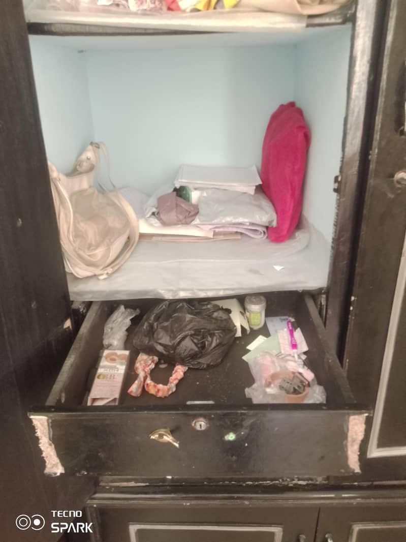 مضبوط لکڑی کی الماری برائے فروخت - Good Condition" 8