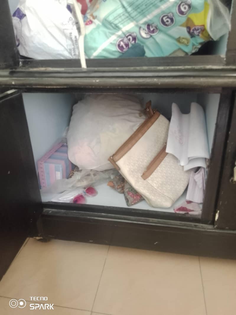 مضبوط لکڑی کی الماری برائے فروخت - Good Condition" 9