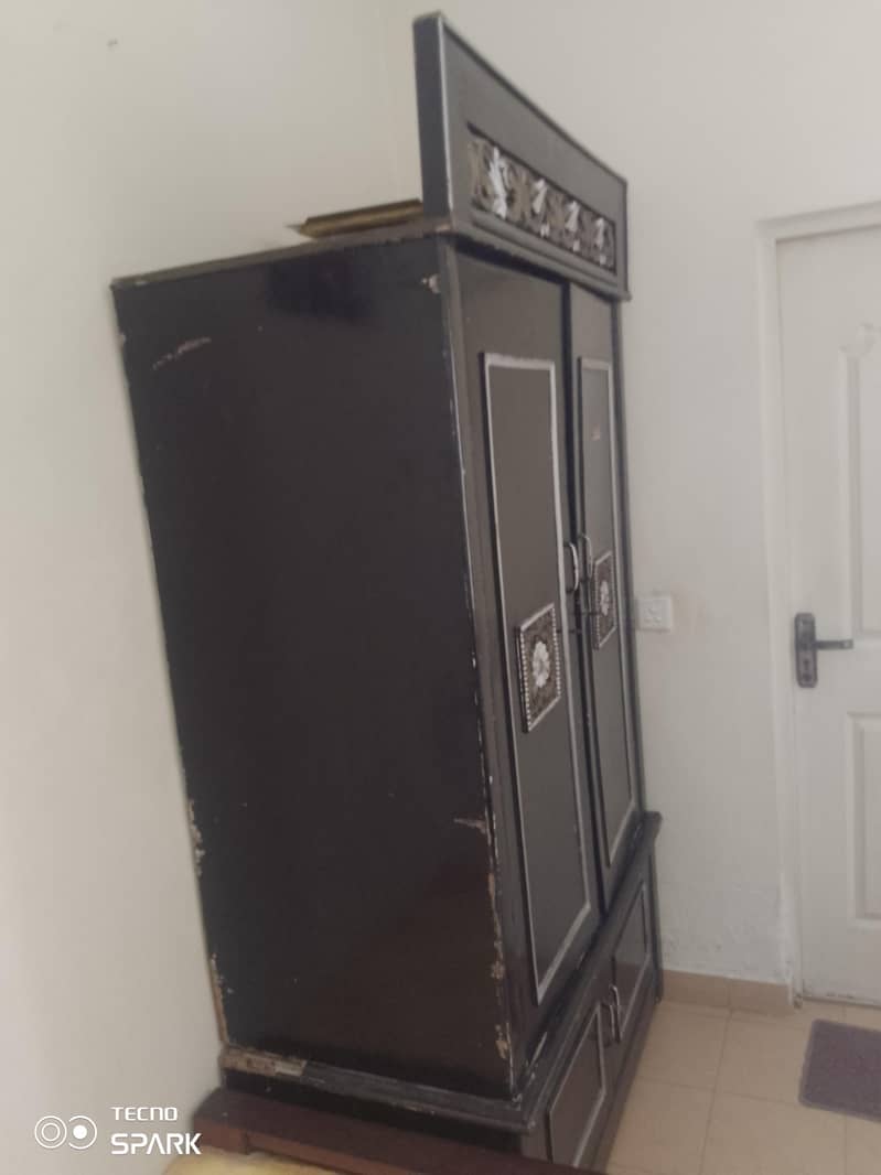 مضبوط لکڑی کی الماری برائے فروخت - Good Condition" 11