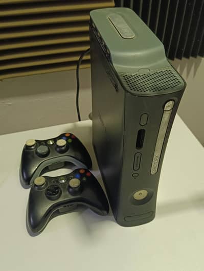 Xbox 360 250GB(40 games) 2 original wireless controllers + Power Cable