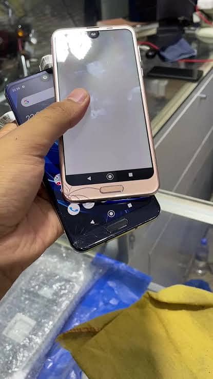 Sharp Aquos R2 1