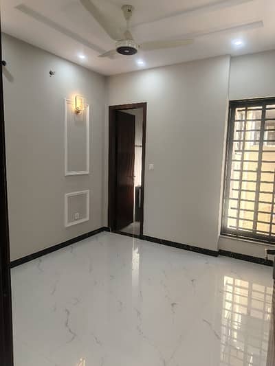 4 MARLA UPPER PORTION AVAILABLE FOR RENT IN MILITARY ACCOUNT SOCIETY COLLEGE ROAD LAHORE