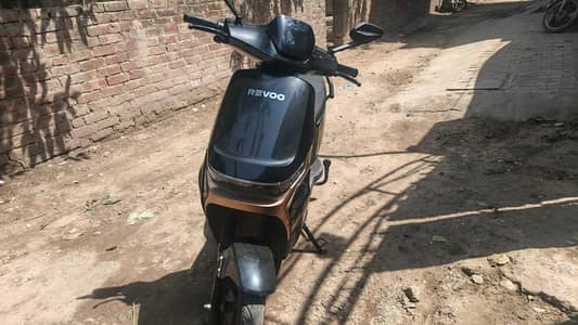 Revoo A11 scooty