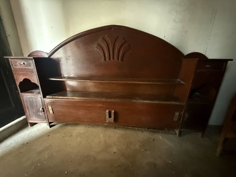 King bed in solid and good condition 1