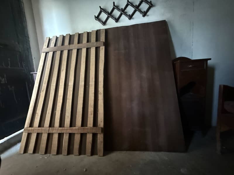 King bed in solid and good condition 2