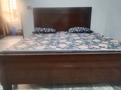 king size bed without side tables