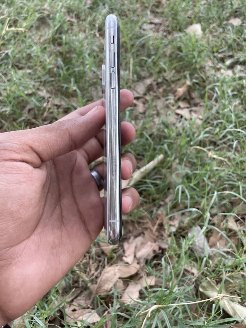 iPhone X 4