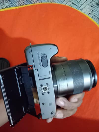 canon M5 mirror less camera