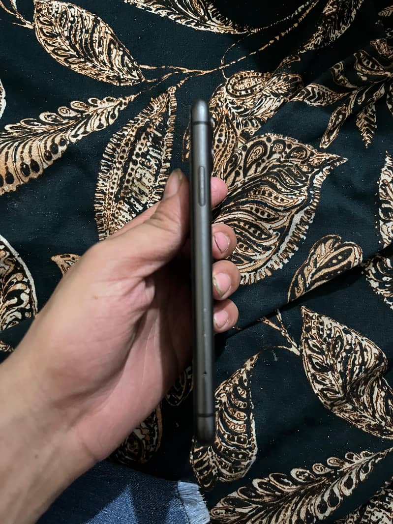 Apple iPhone 11 4