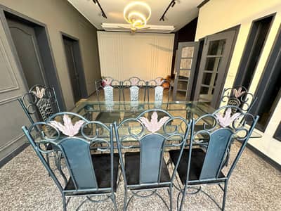 Just like new solid table and chairs