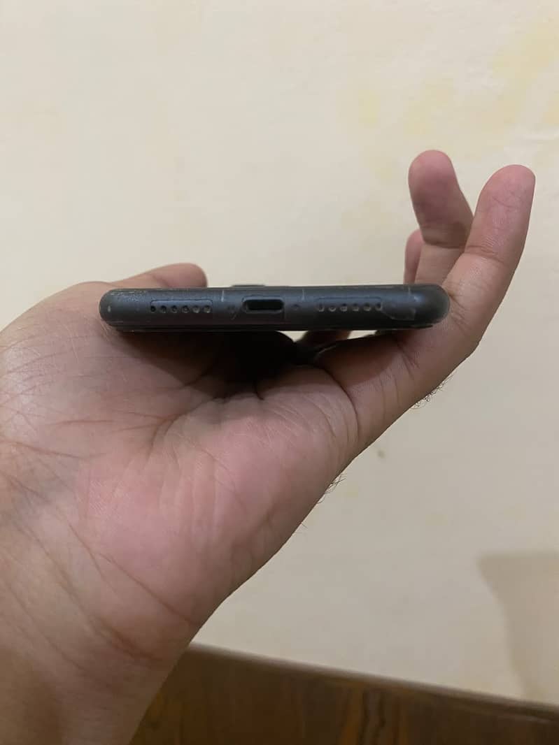 Apple iPhone 11 4