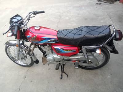 Honda 125 red color. 6month ka nikla hy.
