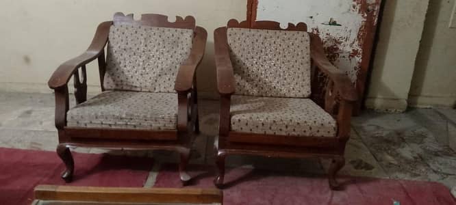 well maintained sofa set with table -urgent sell