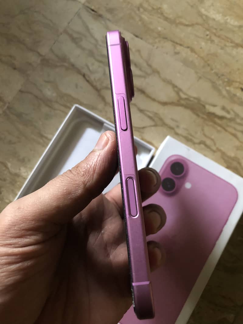 Apple iPhone 16 3