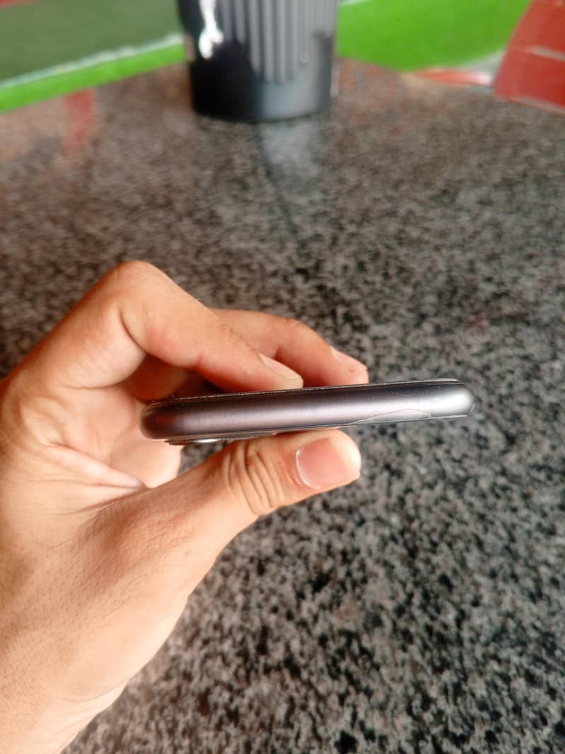 Apple iPhone 11 4