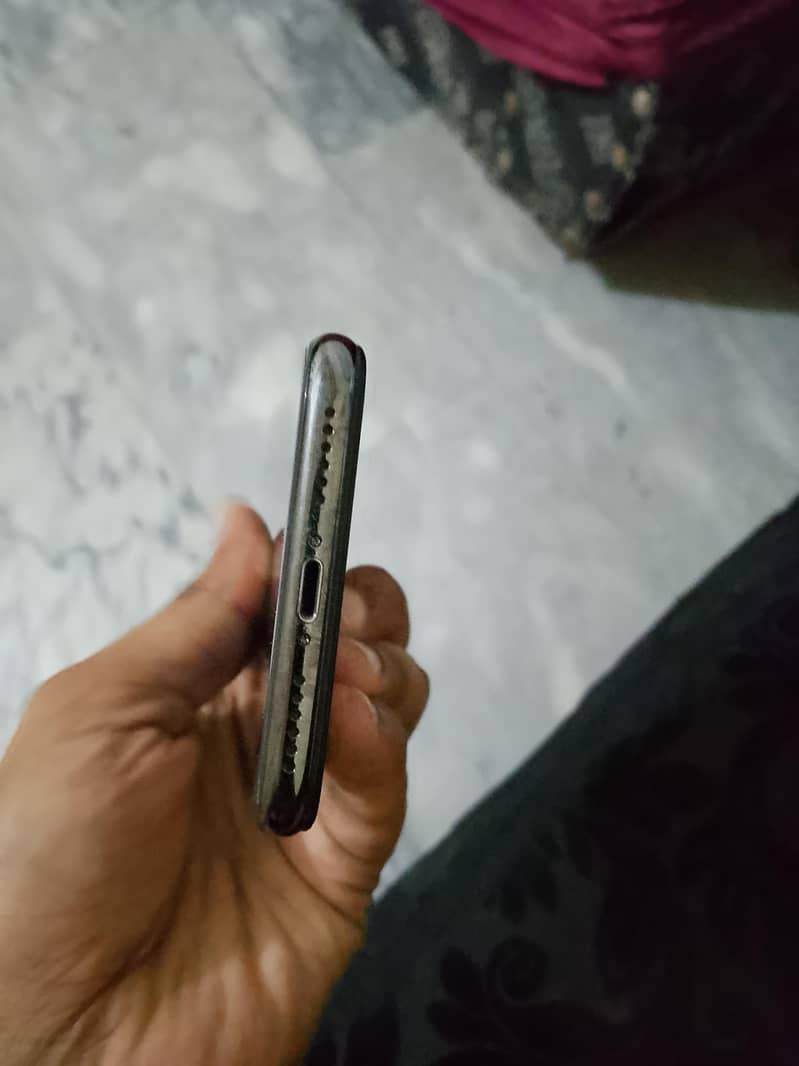 Apple iPhone X 4