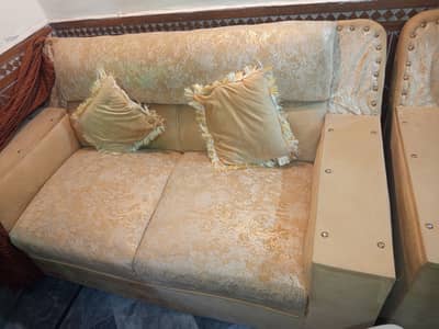 Excellent choice condition sofa in Johar town for sale