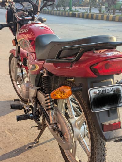 Suzuki 110 boht achi bike bilkul saaf hai one hand use ha koi fault ni