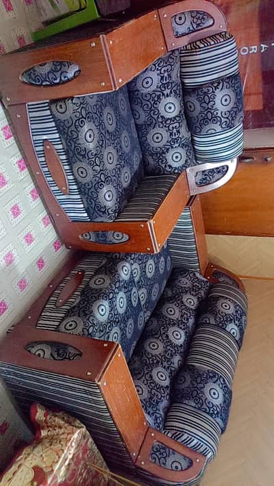1 and 2 seter sofa for sale 9/10 condition