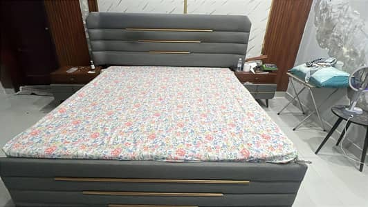 bed/ bedset / king saiz bed / dressing / side tables/ wooden