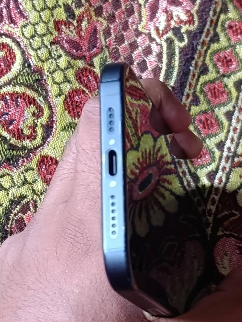 iPhone 15 Pro Max 4