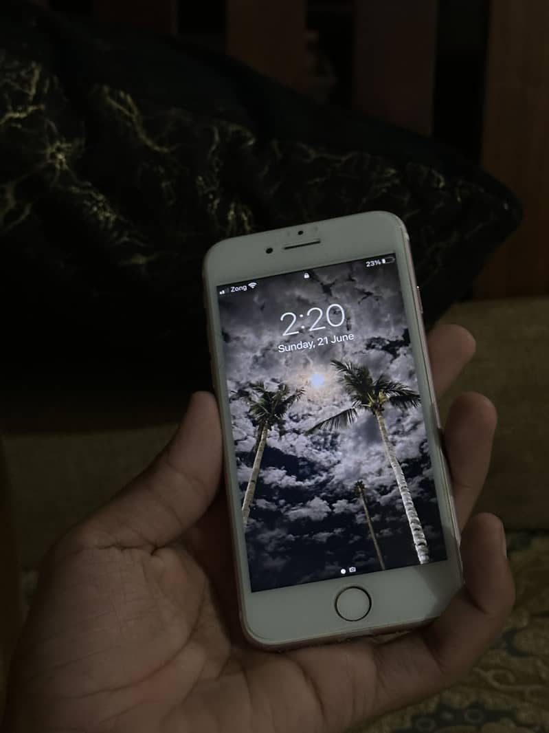Apple iPhone 7 0