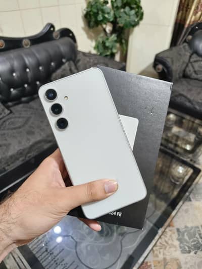 Samsung Mobile S24 fE