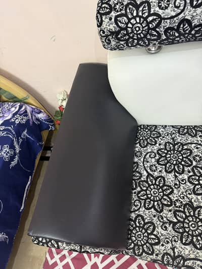 5 Seat Fancy Sofa Sat in Good Condition