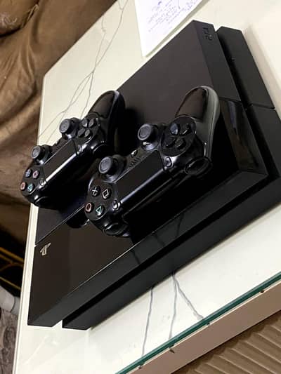 PS4 10/9.5 500gb two controllers two games non JAILBREAK