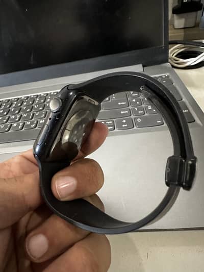 Apple Watch Series 8 1 hand use