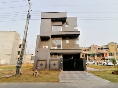 7.5 Marla House For Sale