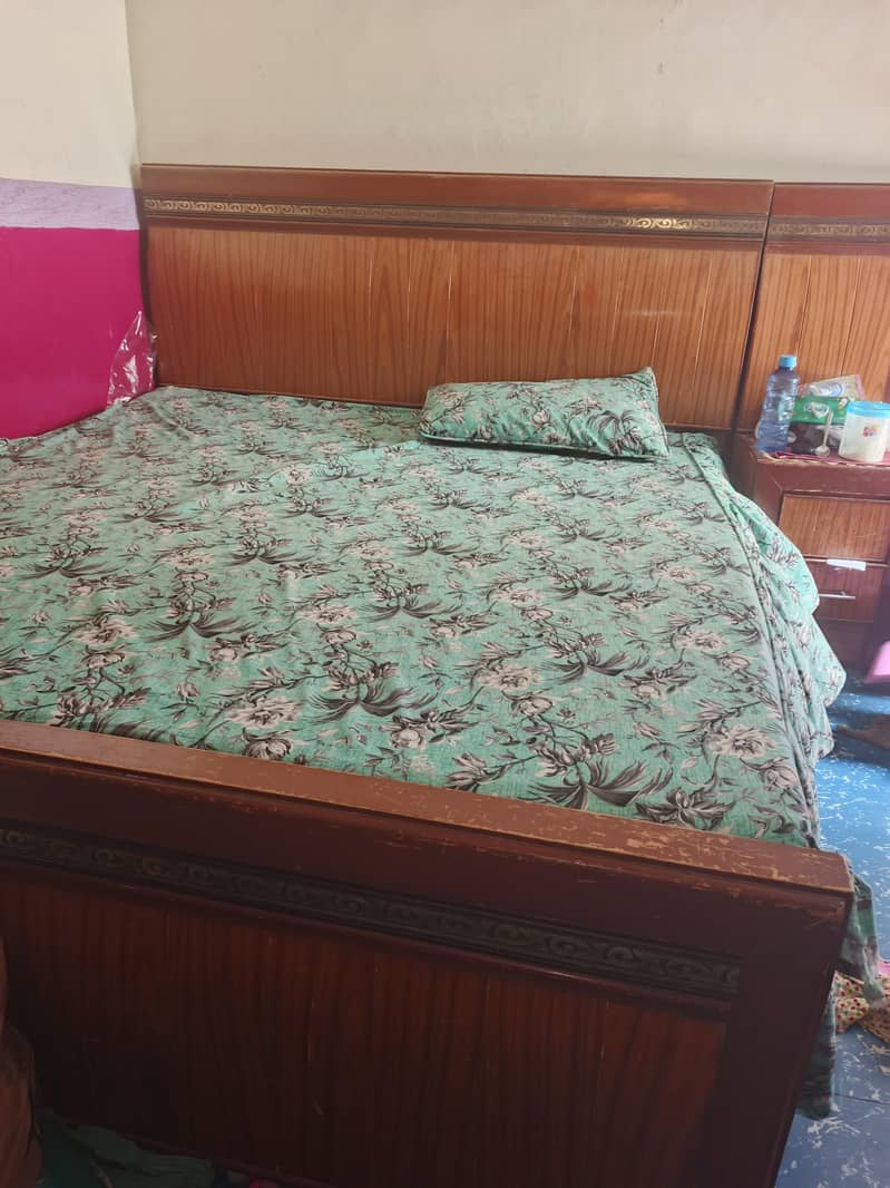 Bed set 2 side tables. 1