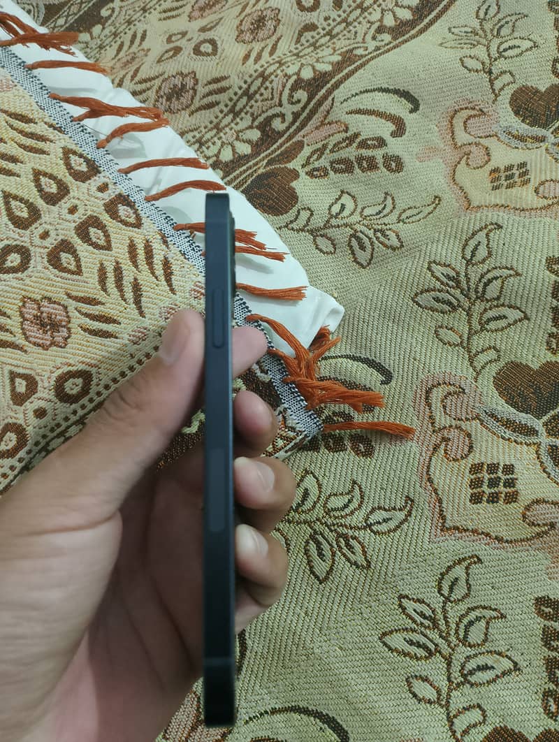 Apple iPhone 12 4