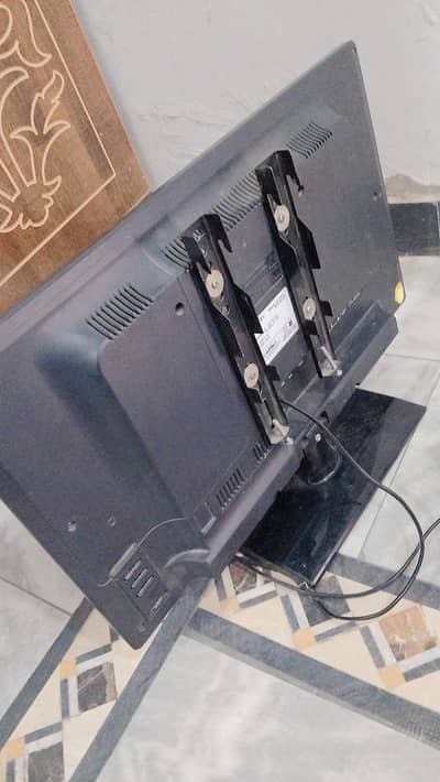 l e d sony original  24 inch good condition. u s b port wali