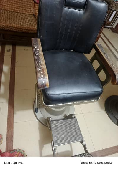 dagi chaky main hai 40 wait hai chair ka achi halat main hai