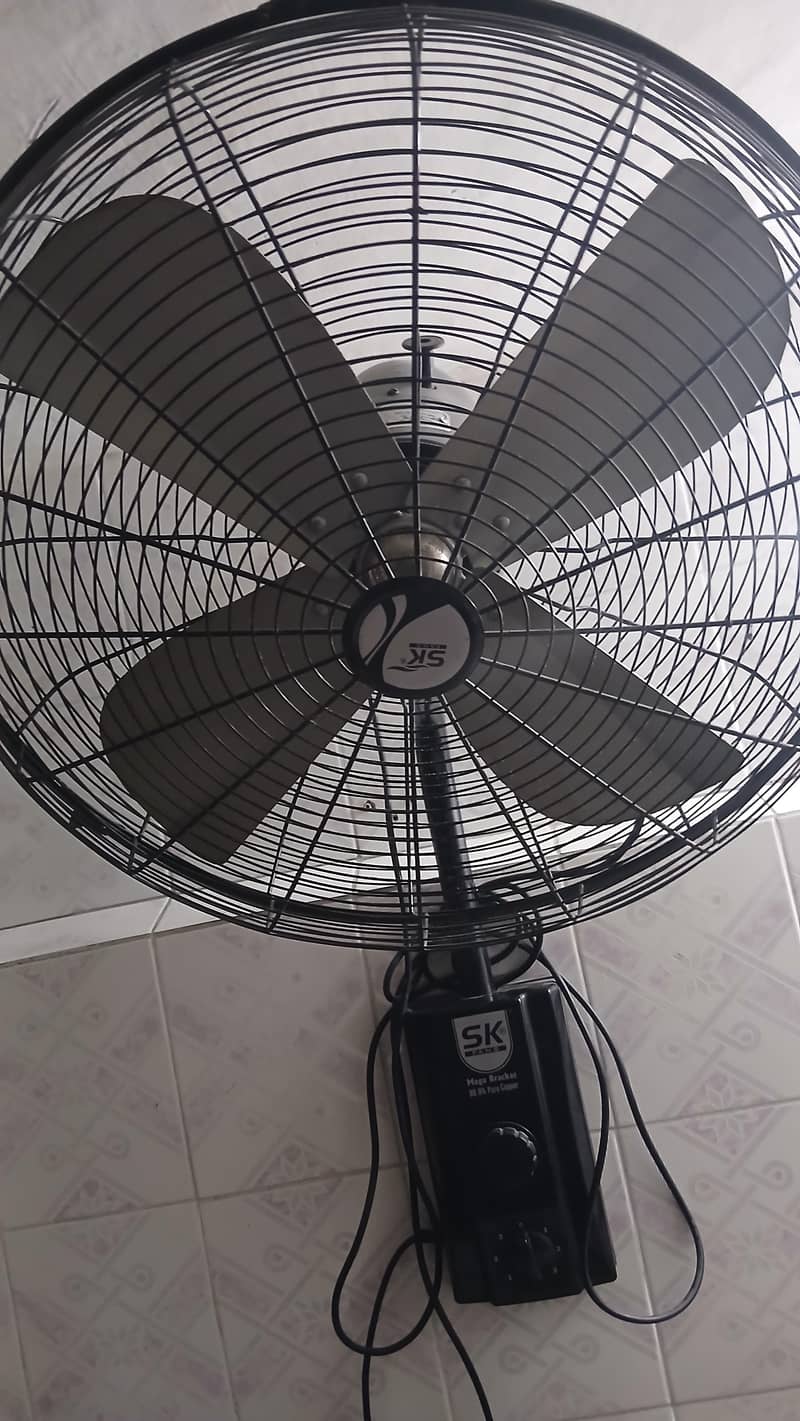 SK Mega Bracket Fan 1