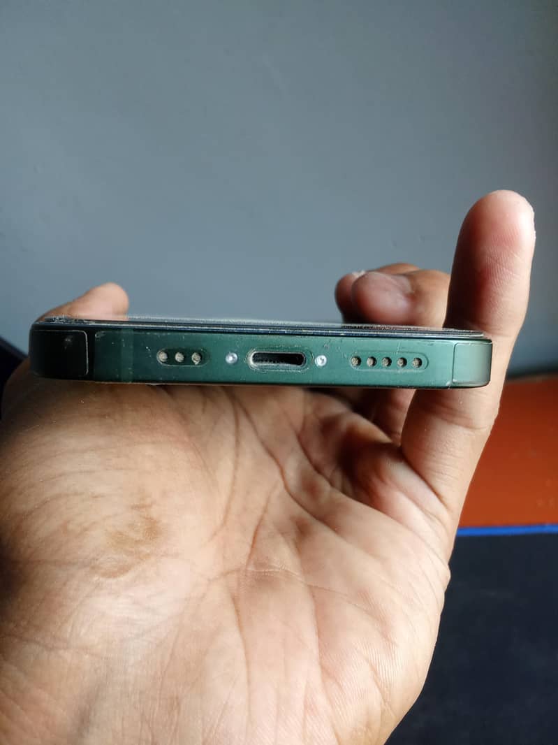 Apple iPhone 13 4
