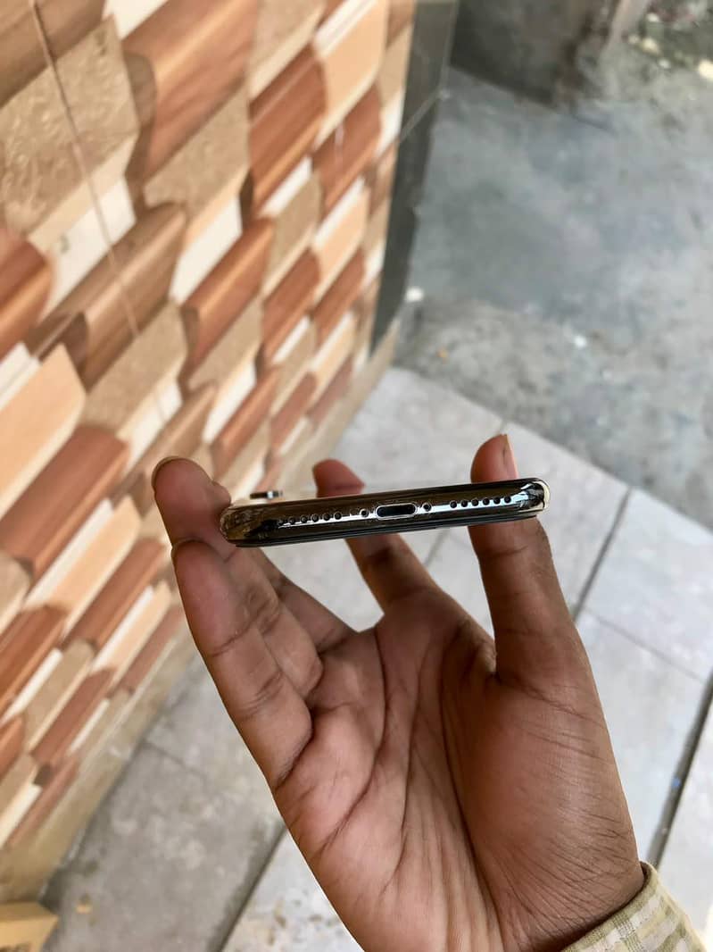 Apple iPhone X 4