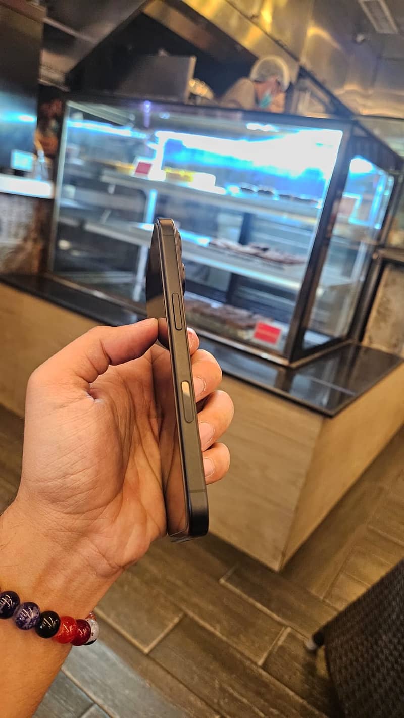 Apple iPhone 16 3