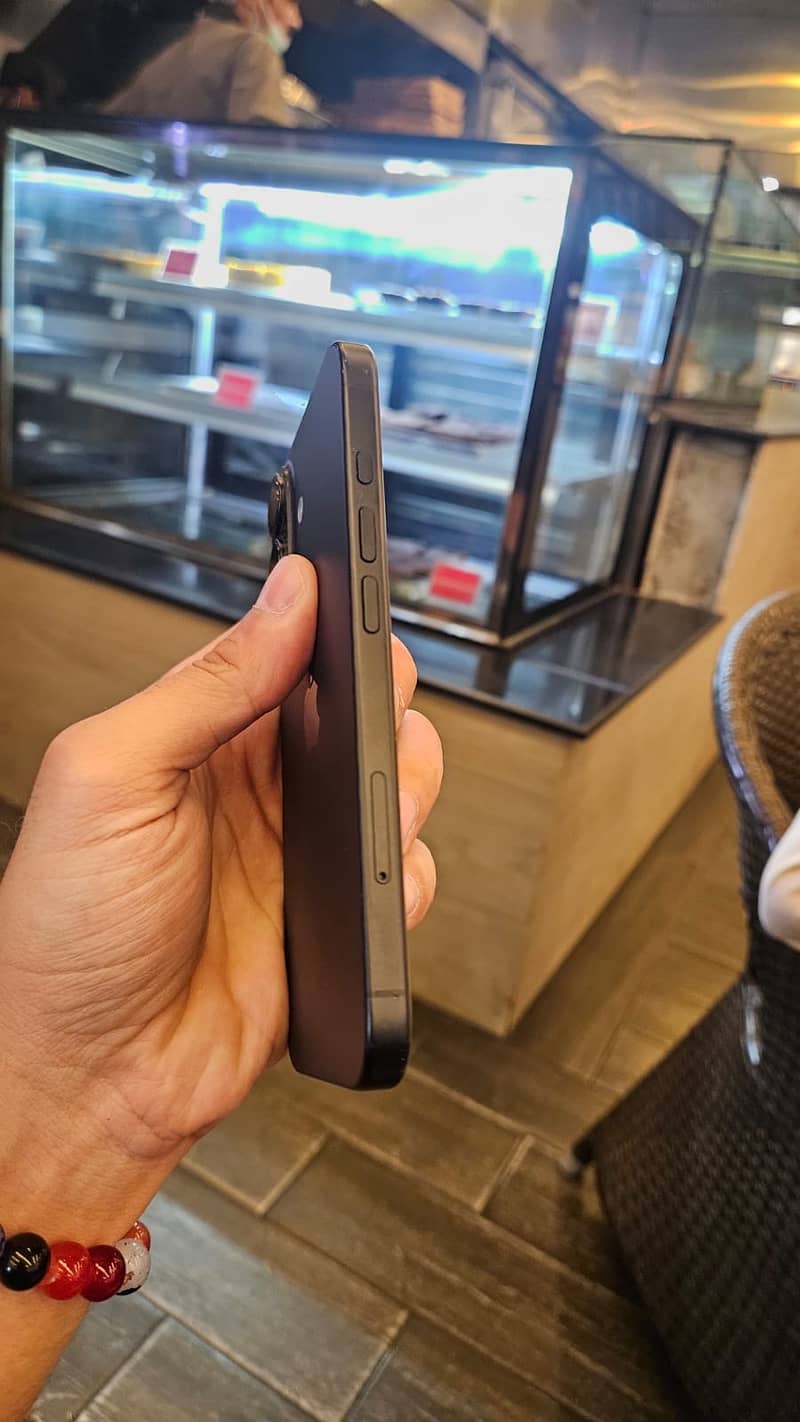 Apple iPhone 16 4
